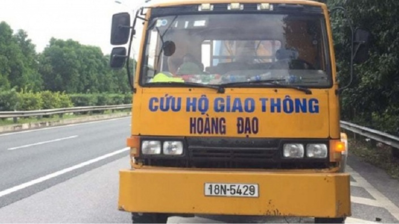 Xe cứu hộ giao thông đi ngược chiều trên cao tốc: Tước GPLX của tài xế 6 tháng