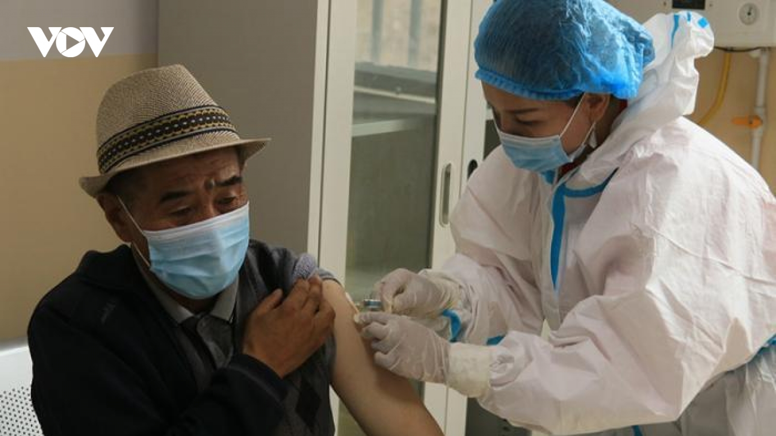 Trung Quốc thiếu vaccine cúm do người dân lo ngại tác động kép với Covid-19