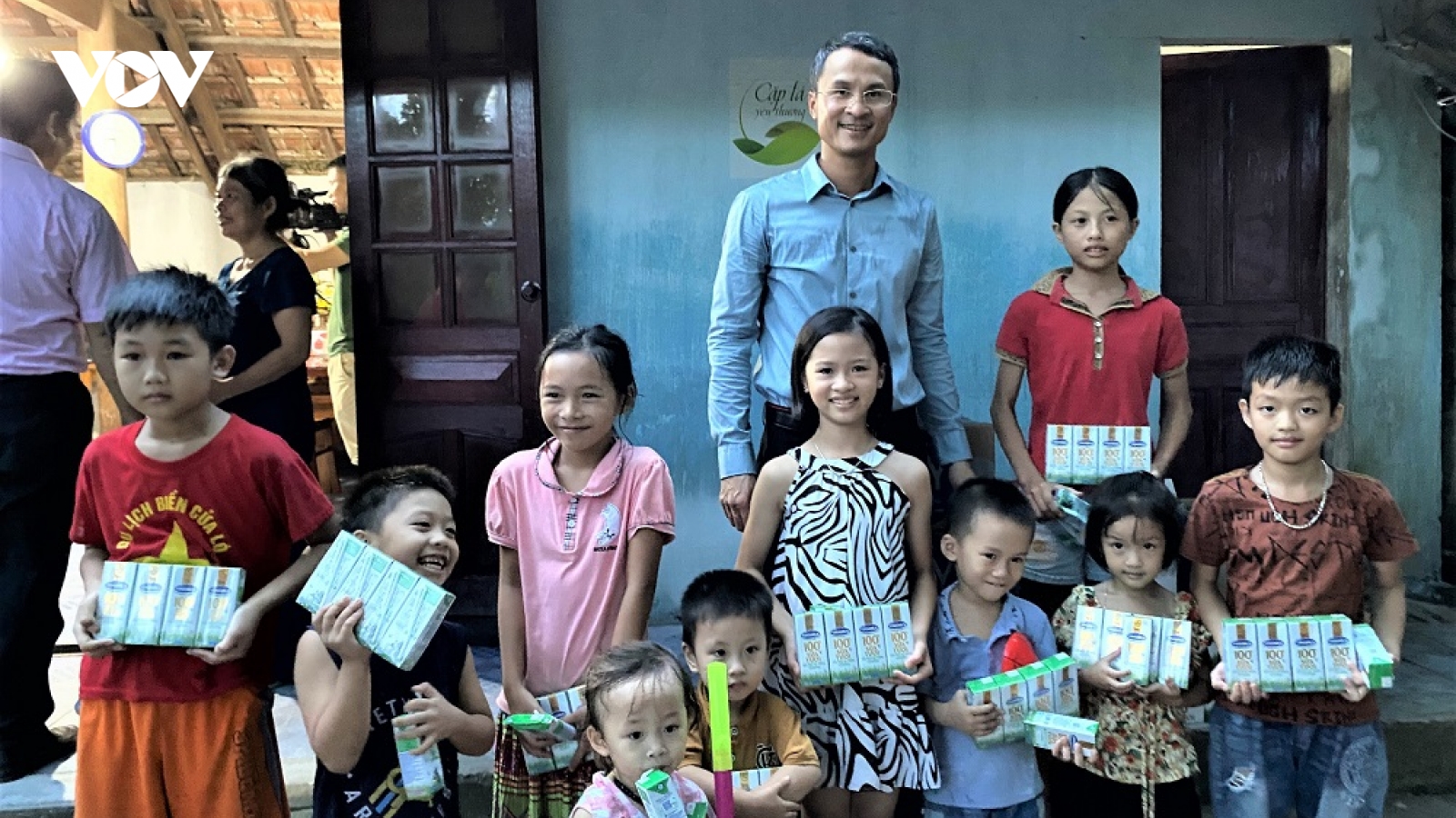 Vinamilk “Trao cơ hội đi học, cho cơ hội đổi đời” cùng chương trình “cặp lá yêu thương