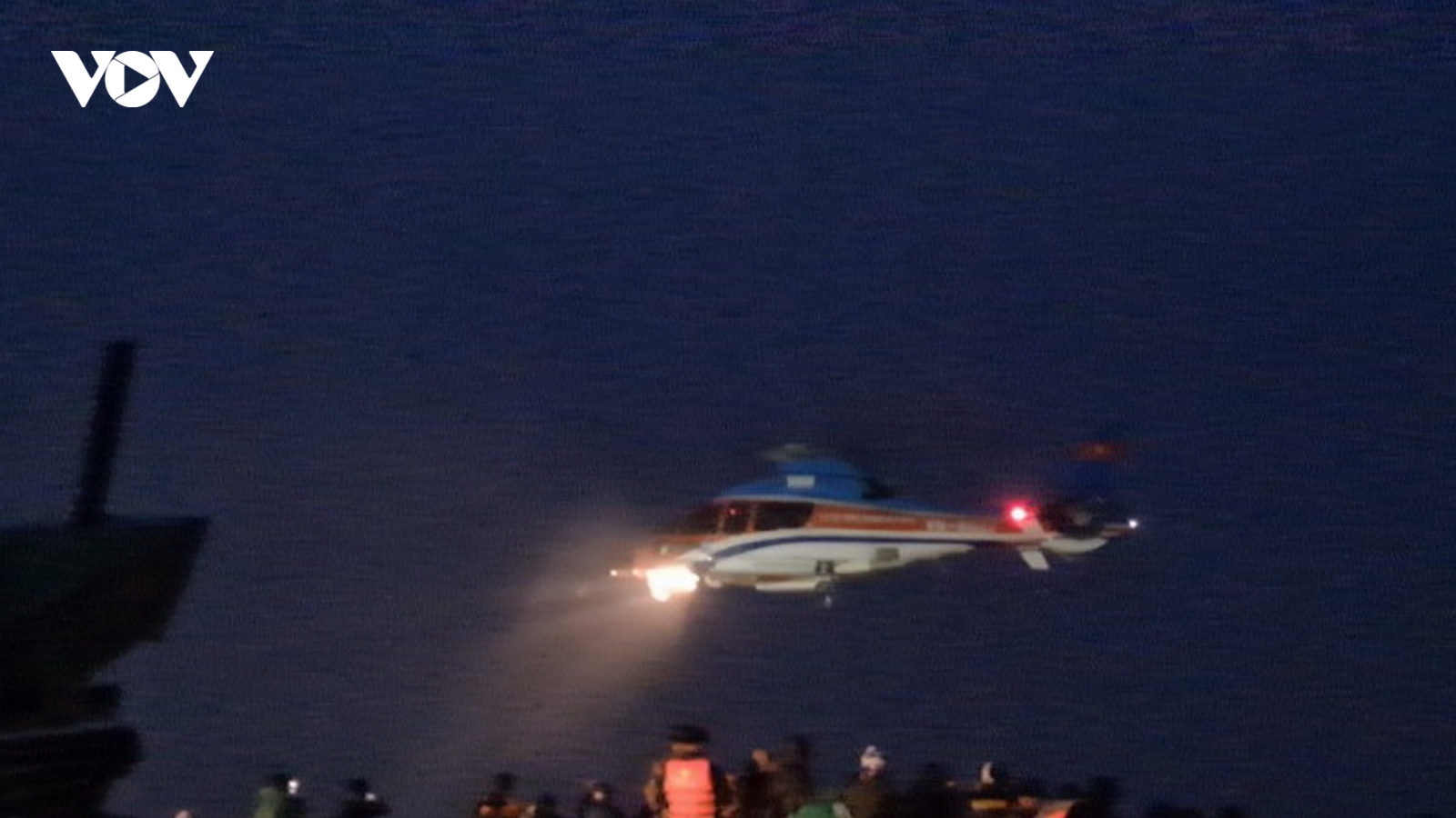 Trực thăng tiếp cận, thả phao và thực phẩm xuống tàu Vietship 01