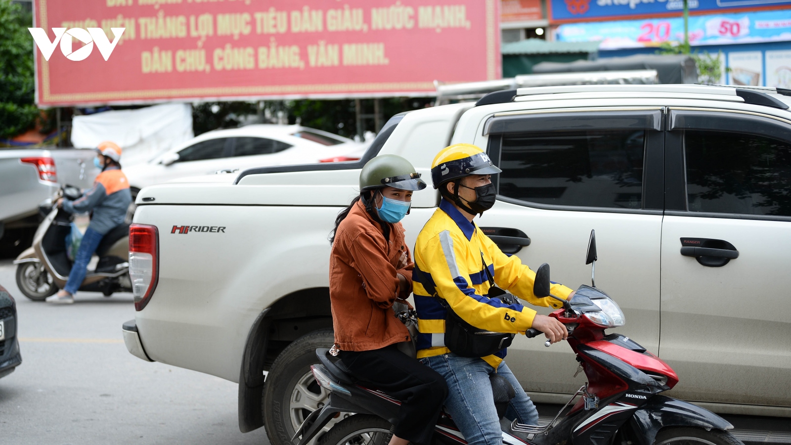 Người Hà Nội mặc thêm áo ấm xuống phố khi tiết trời trở lạnh