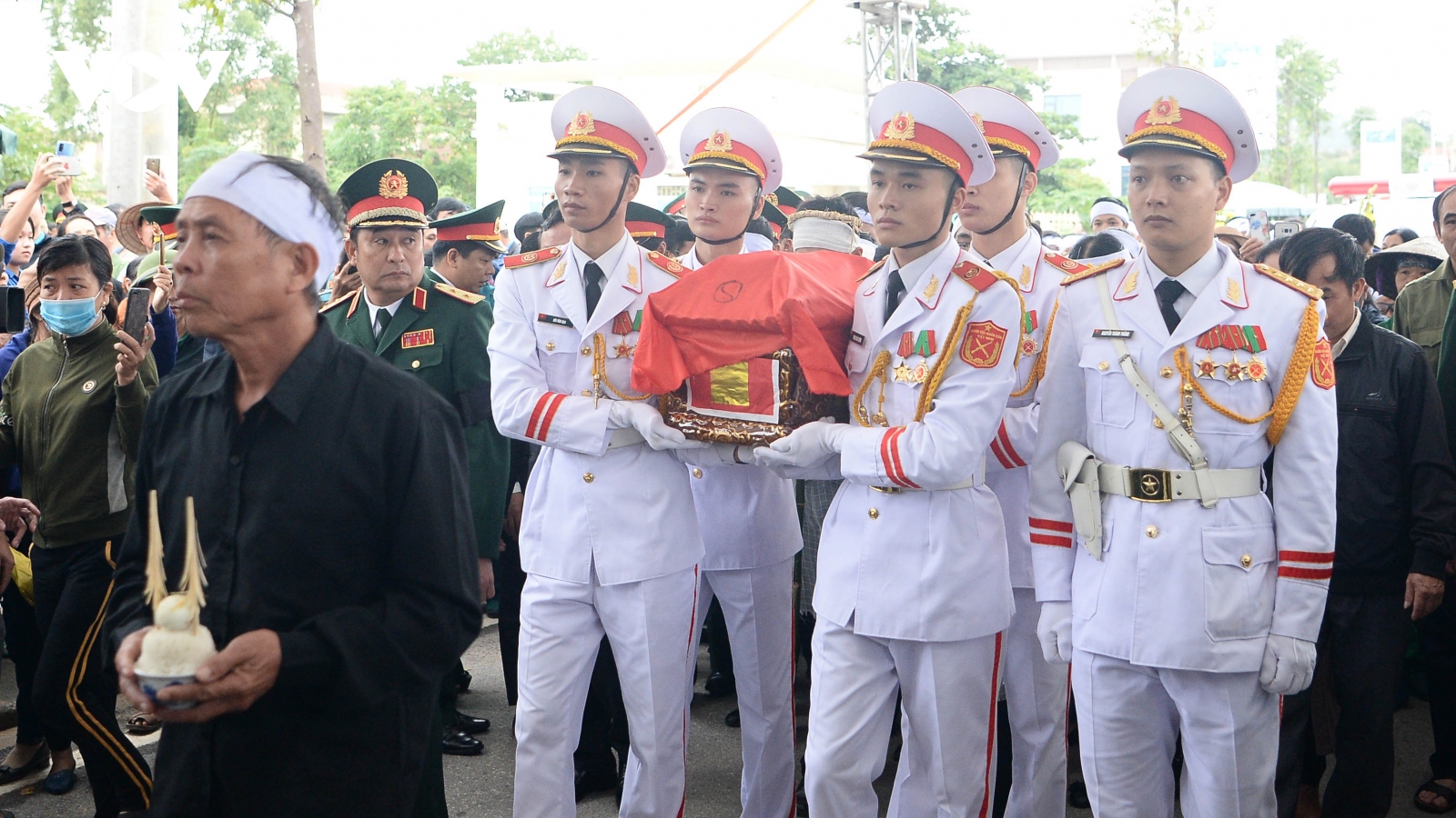Toàn cảnh lễ an táng Thiếu tướng Nguyễn Hữu Hùng tại nghĩa trang liệt sỹ quê nhà