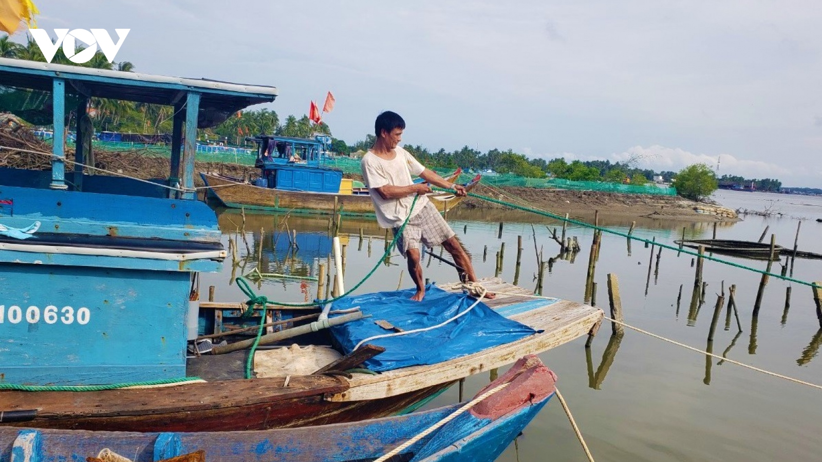 Nam Trung Bộ khẩn trương sơ tán dân, neo thuyền tránh bão số 9