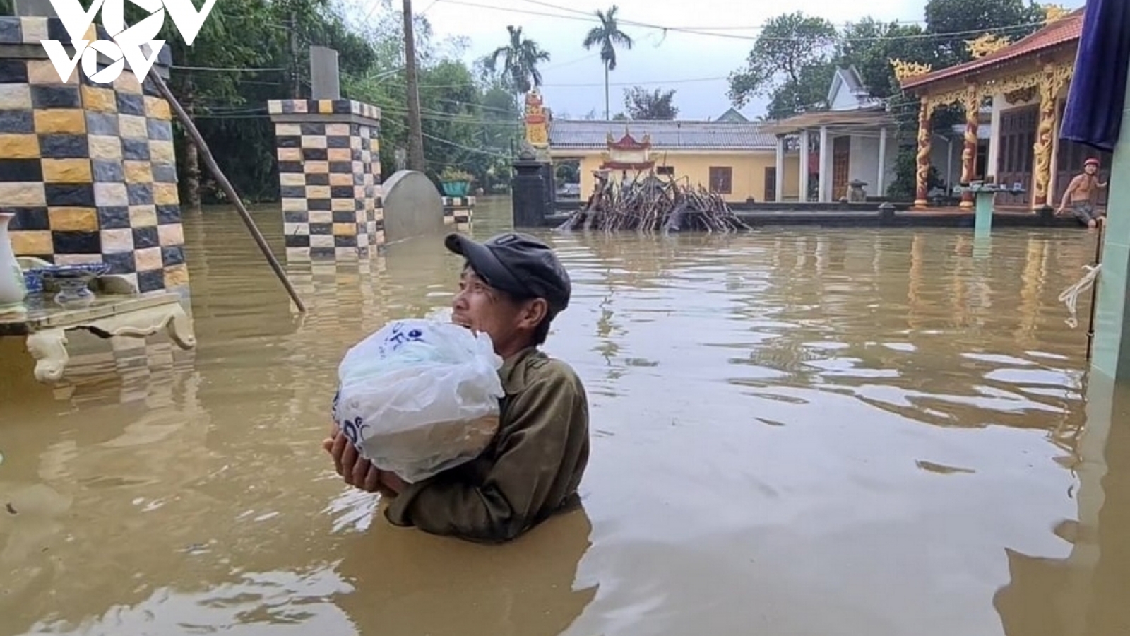 Ăn uống đảm bảo dinh dưỡng và an toàn thực phẩm trong mùa lũ