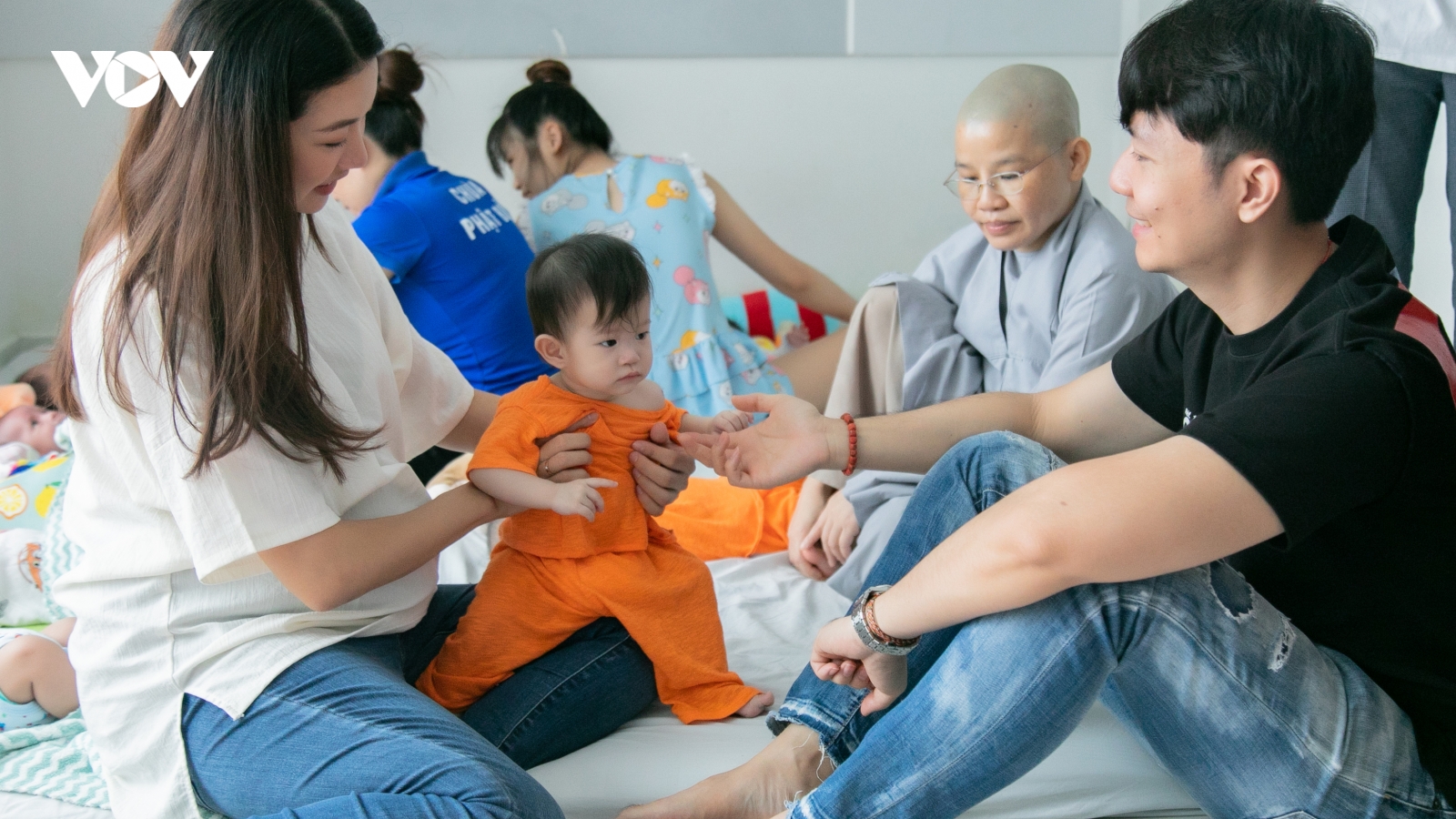 Thuý Vân rạng rỡ ở tháng cuối thai kỳ, cùng chồng đi làm từ thiện