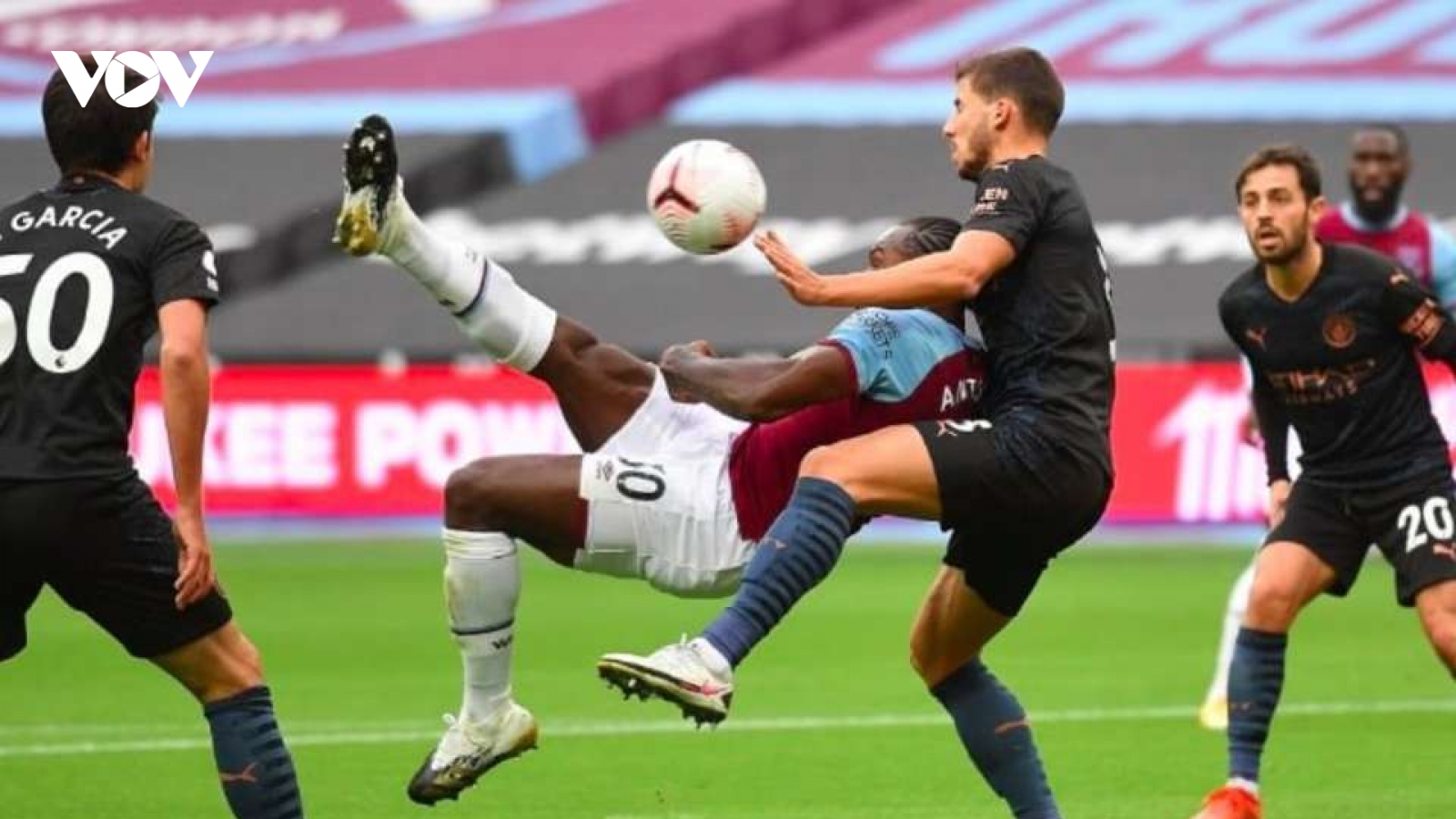 Trung vệ 68 triệu Euro làm nền cho siêu phẩm, Man City gây thất vọng trước West Ham