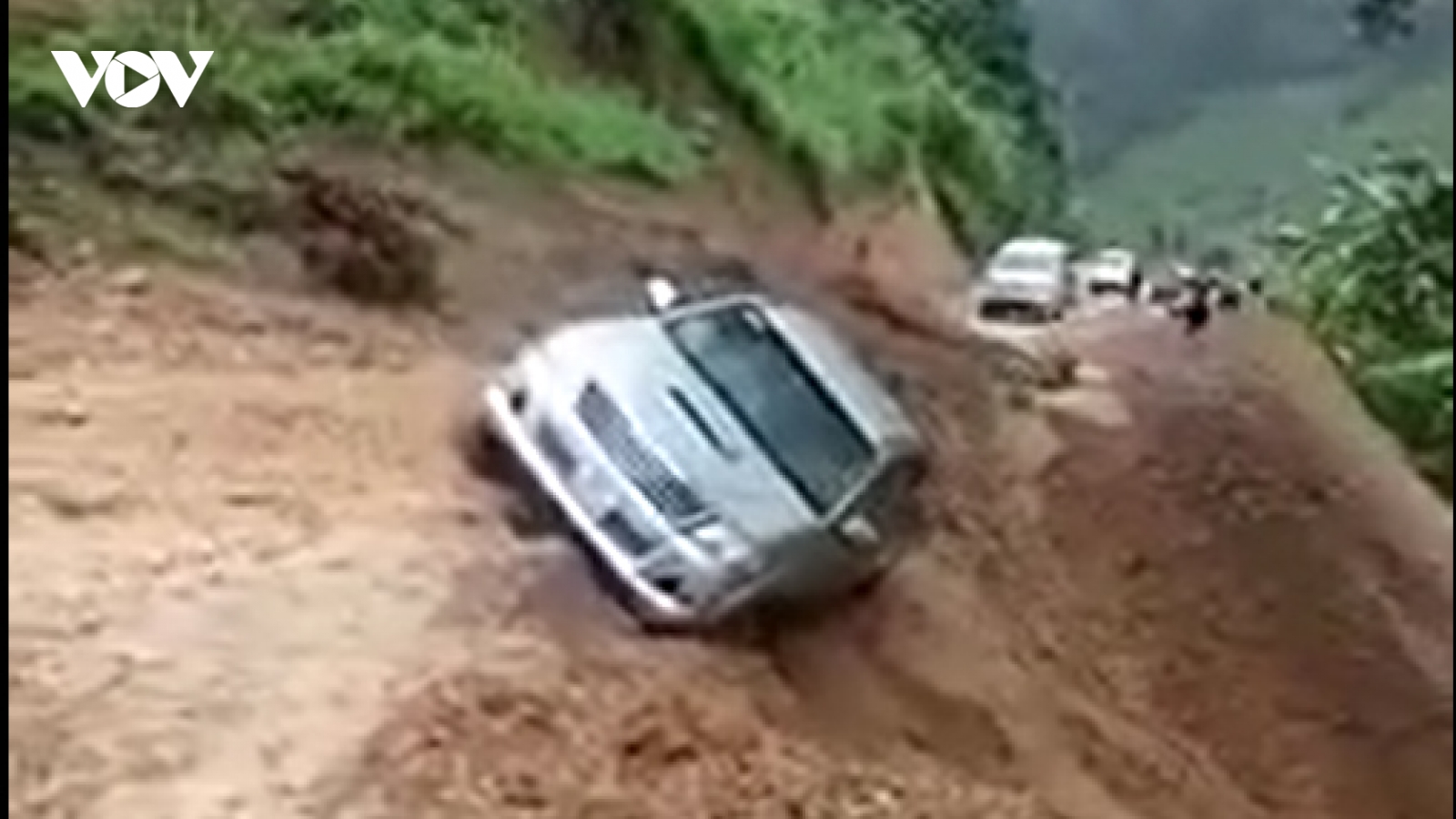 Sạt lở núi vùi lấp chiếc xe bán tải ở Sơn La