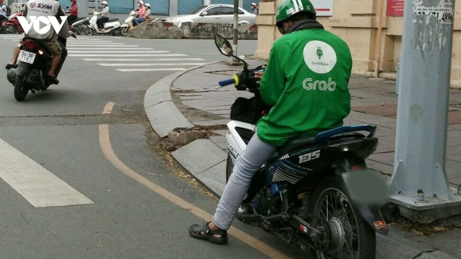 Nhiều bạn trẻ làm nghề xe ôm công nghệ “ngại” thay đổi công việc