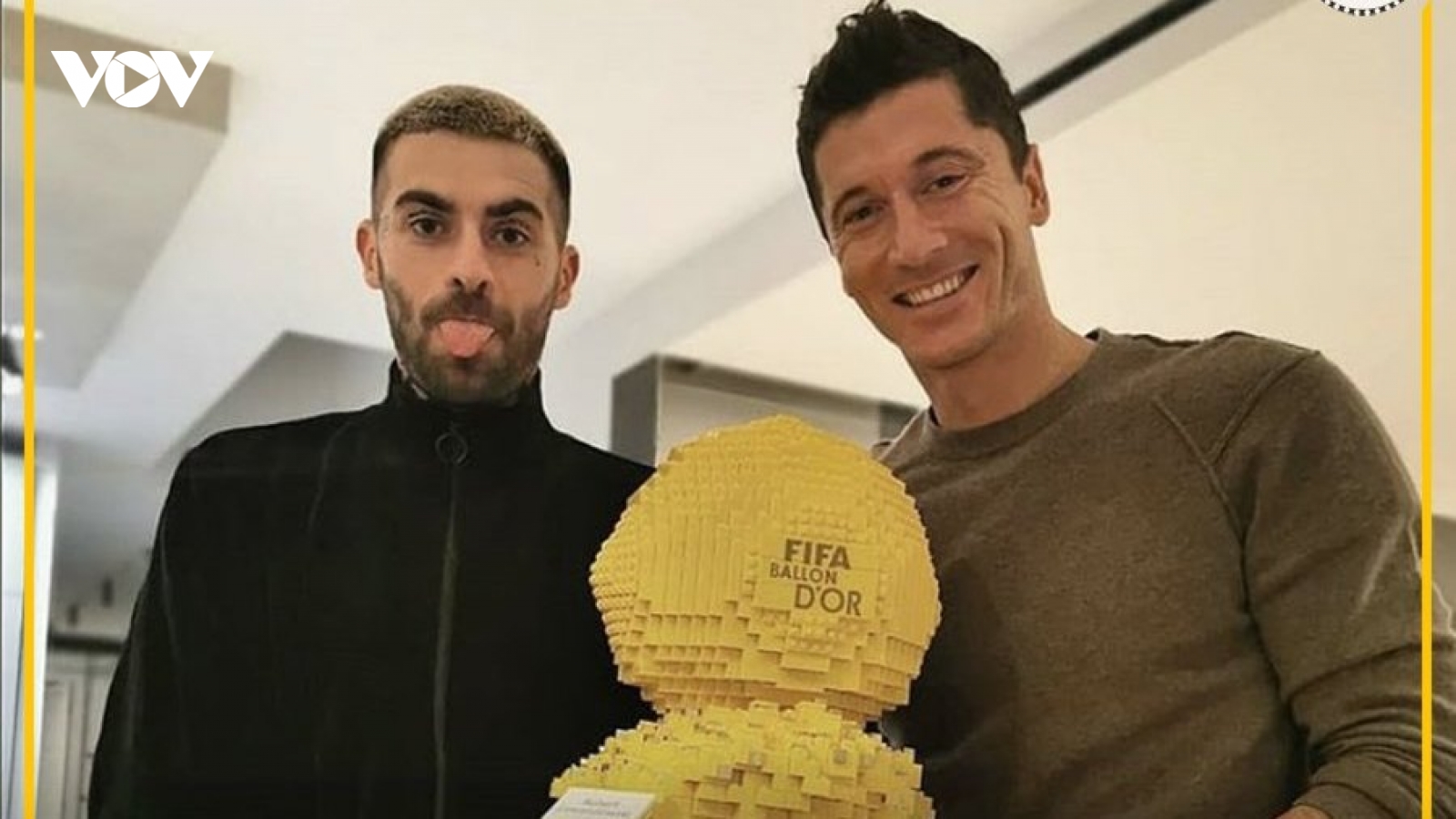 Biếm họa 24h: Lewandowski nhận Quả bóng Vàng trong lòng người hâm mộ