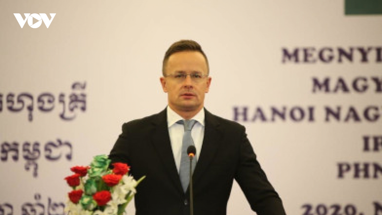 Ngoại trưởng Hungary dương tính với SARS-CoV-2 sau khi kết thúc chuyến thăm Campuchia