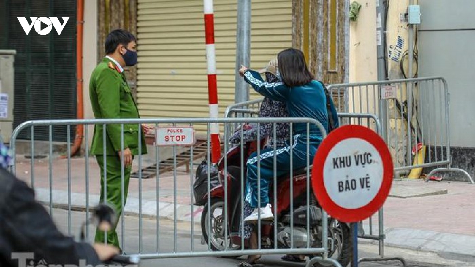 Rào chắn tứ phía cả khu phố Hà Nội vì phát hiện bom chưa nổ
