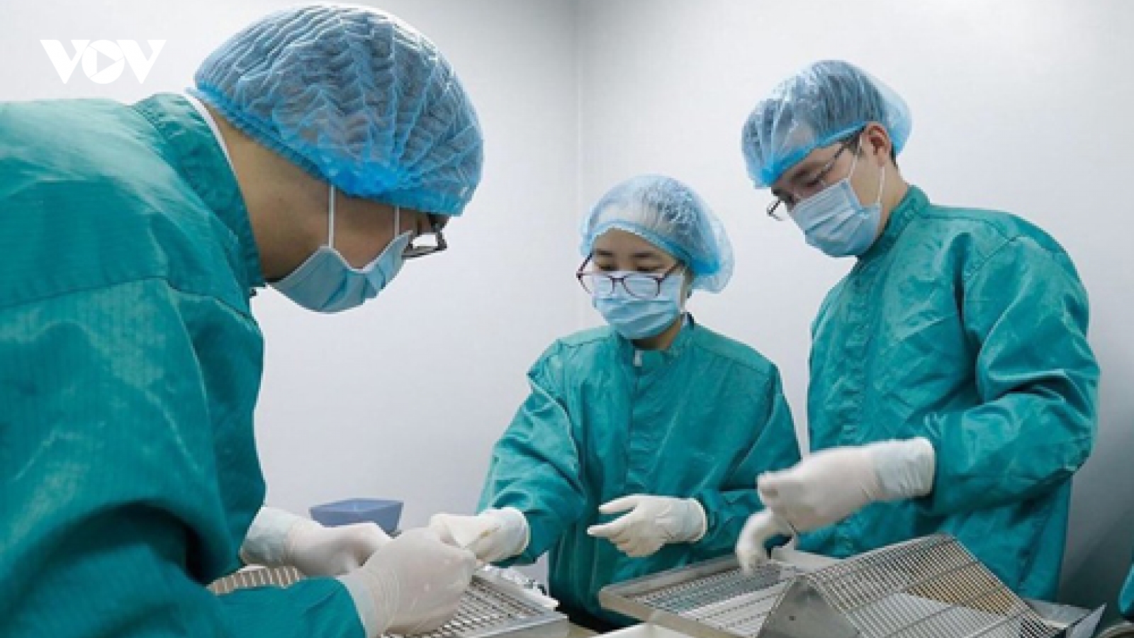 “Sẽ không dễ mua vaccine COVID-19 từ nước ngoài”