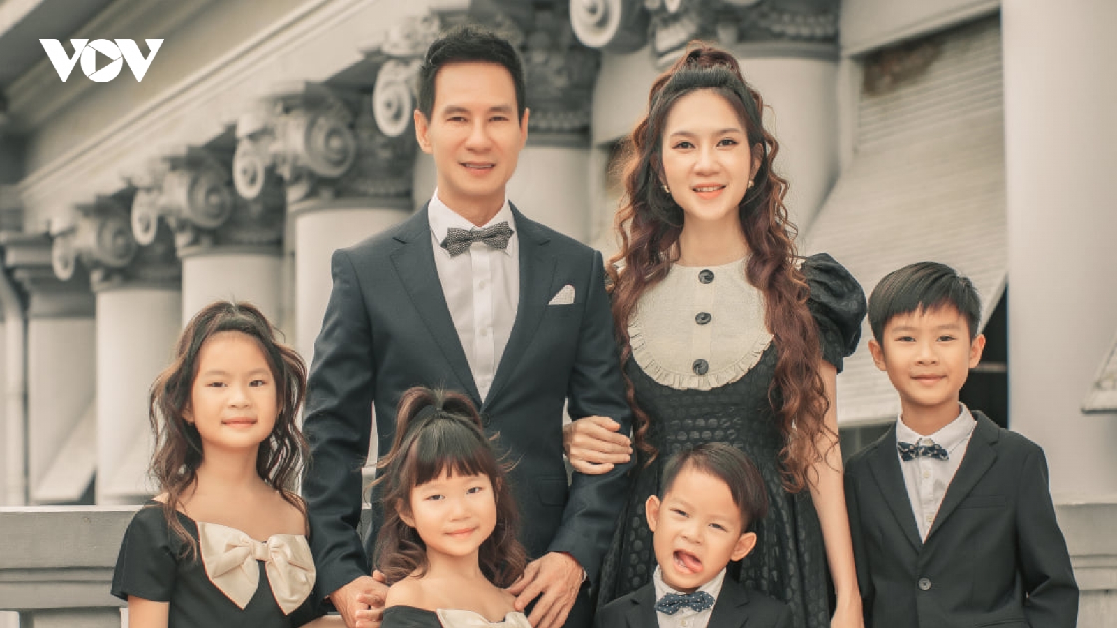 Lý Hải - Minh Hà cùng 4 con chụp ảnh kỷ niệm 10 năm ngày cưới