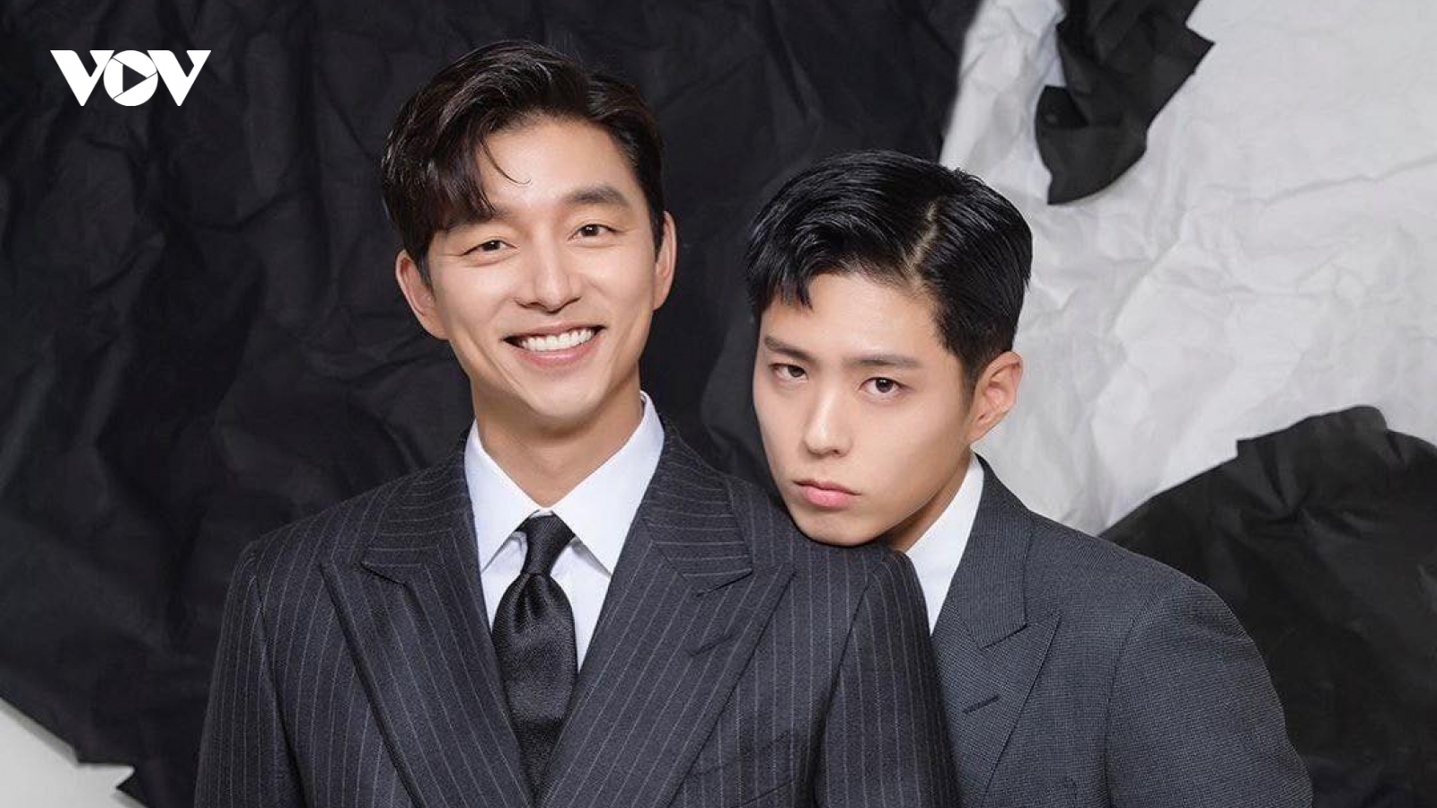 Bộ đôi nam thần Gong Yoo, Park Bo Gum "đốn tim" phái đẹp với loạt ảnh mới
