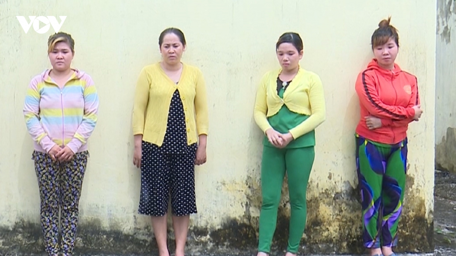 Đánh ghen cho con dâu: Bố mẹ chồng bắt giữ người trái pháp luật