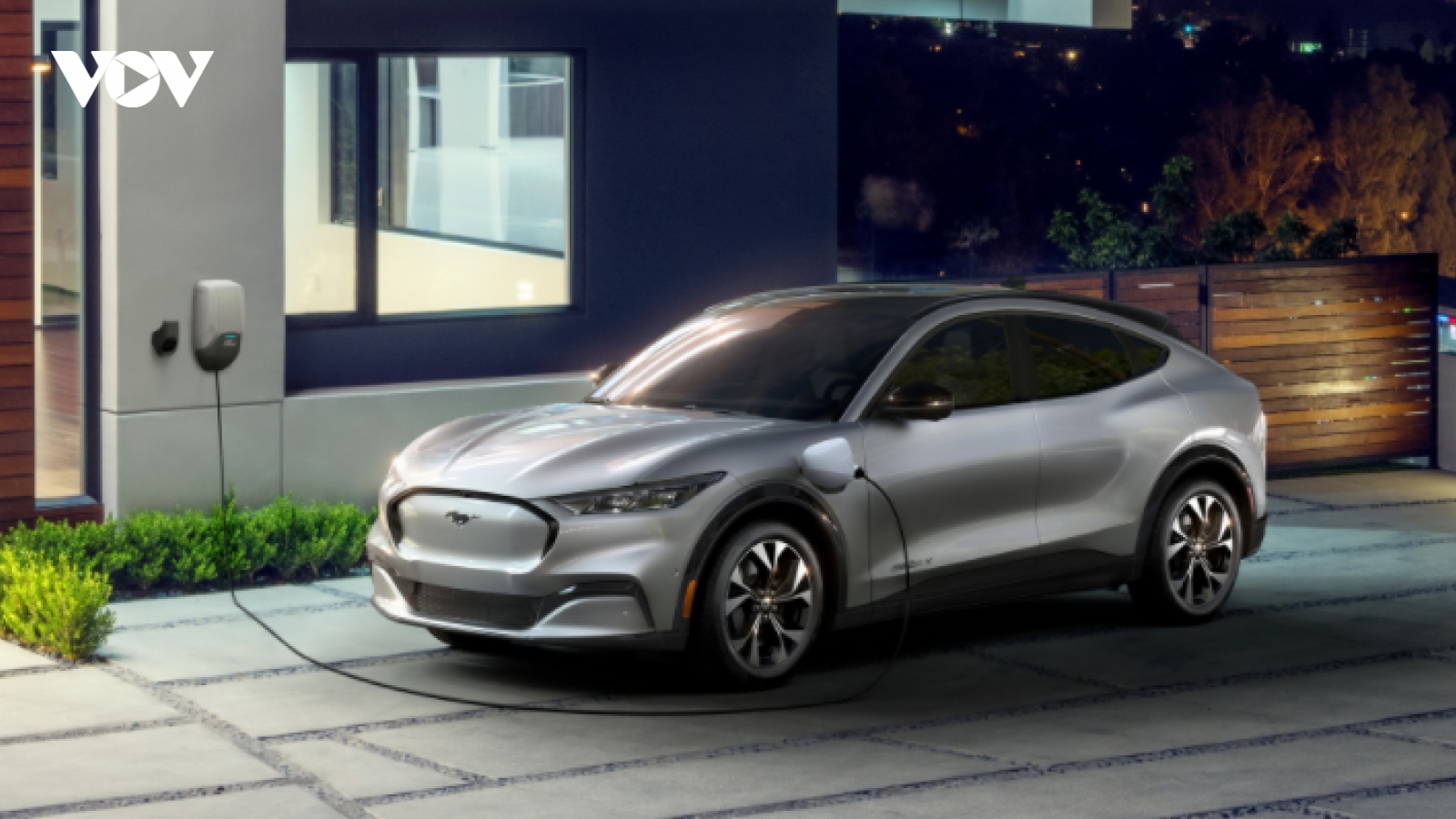 CEO Ford tiết lộ thông tin hãng đang xem xét tự sản xuất pin EV
