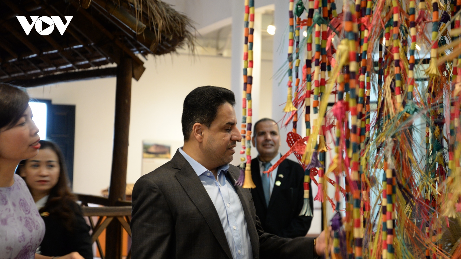 Đại sứ UAE thăm Bảo tàng Dân tộc học, ấn tượng với bản sắc văn hóa Việt Nam