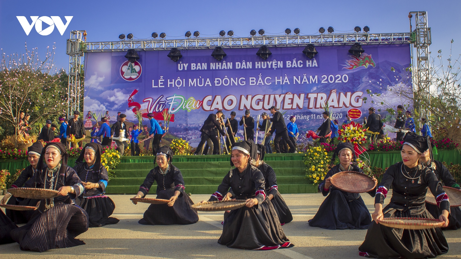 Lễ hội mùa đông xua tan “mây mù” trên cao nguyên trắng Bắc Hà