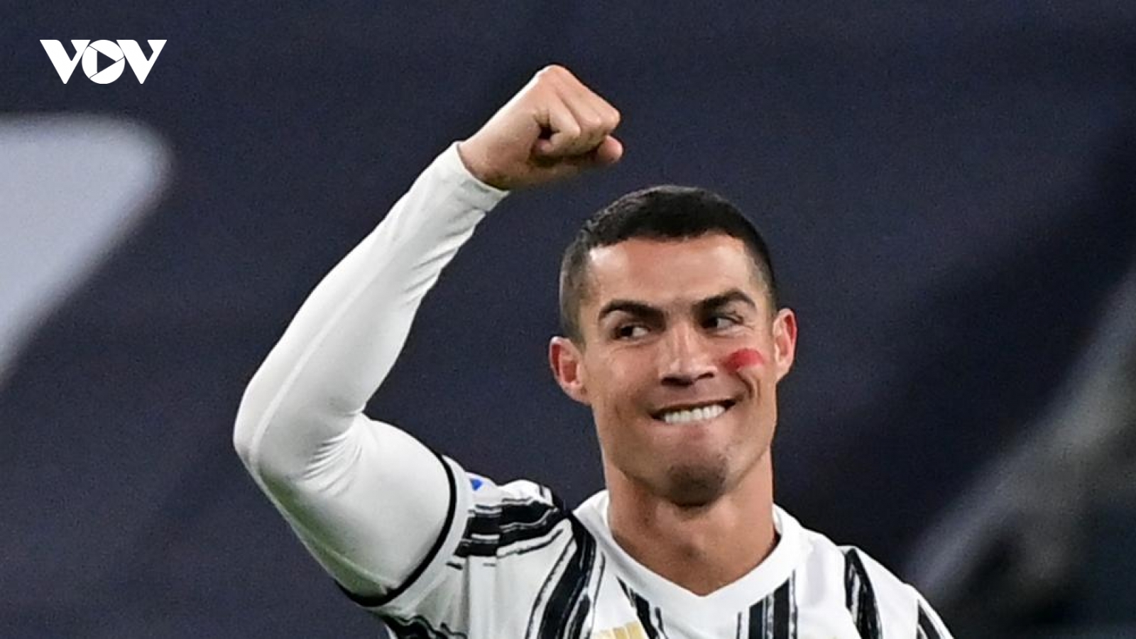 Ronaldo lập cú đúp, Juventus trở lại cuộc đua vô địch Serie A