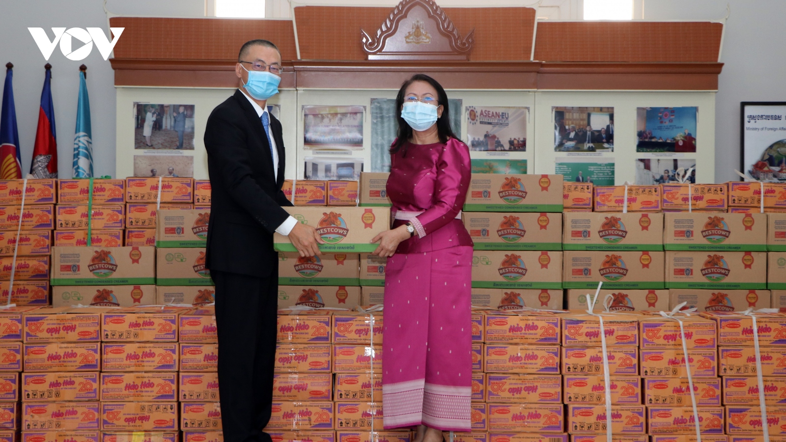 Đại sứ quán Việt Nam trao tặng quà cứu trợ nhân dân Campuchia bị ảnh hưởng của lũ lụt