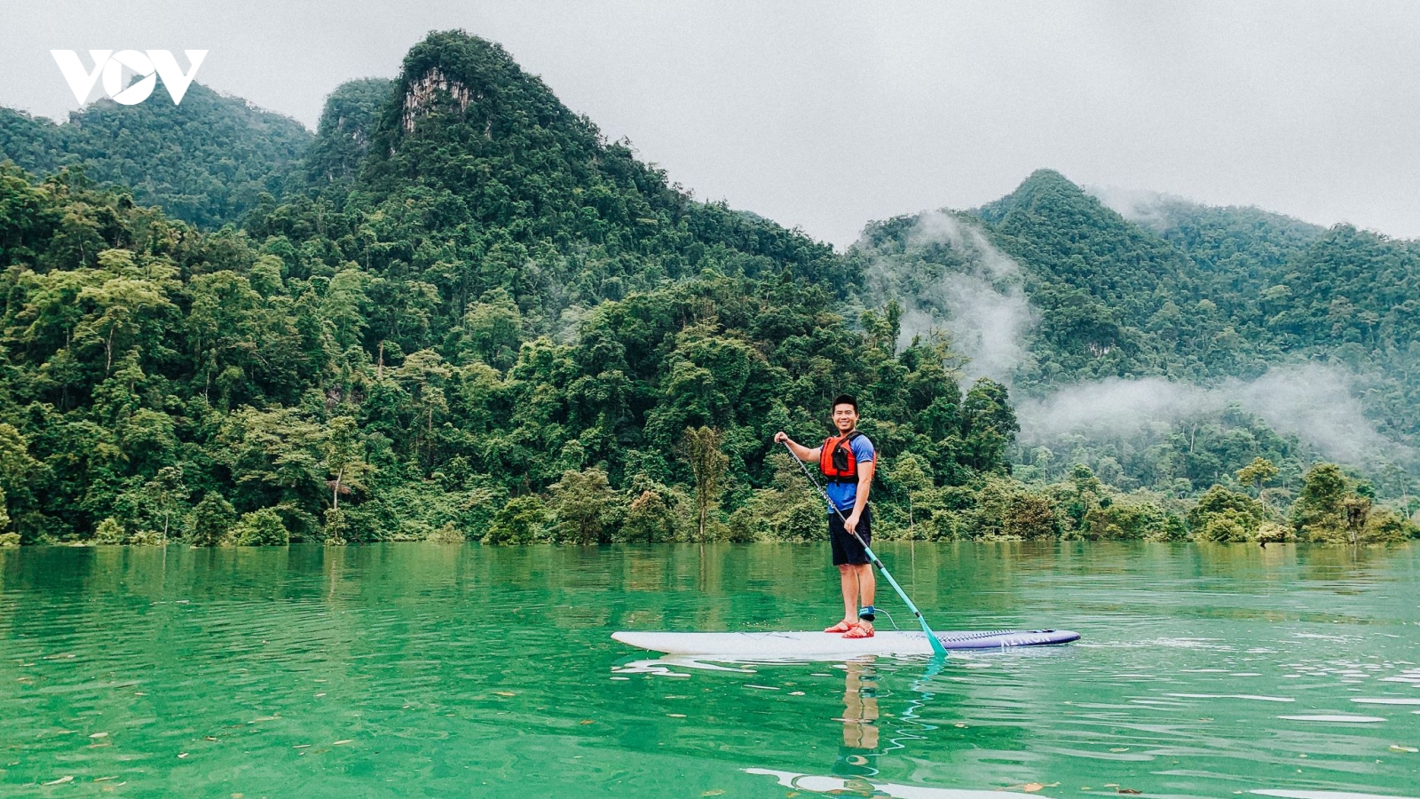 Độc đáo tour chèo thuyền trên nước lũ, lặn ngắm rừng ngập nước