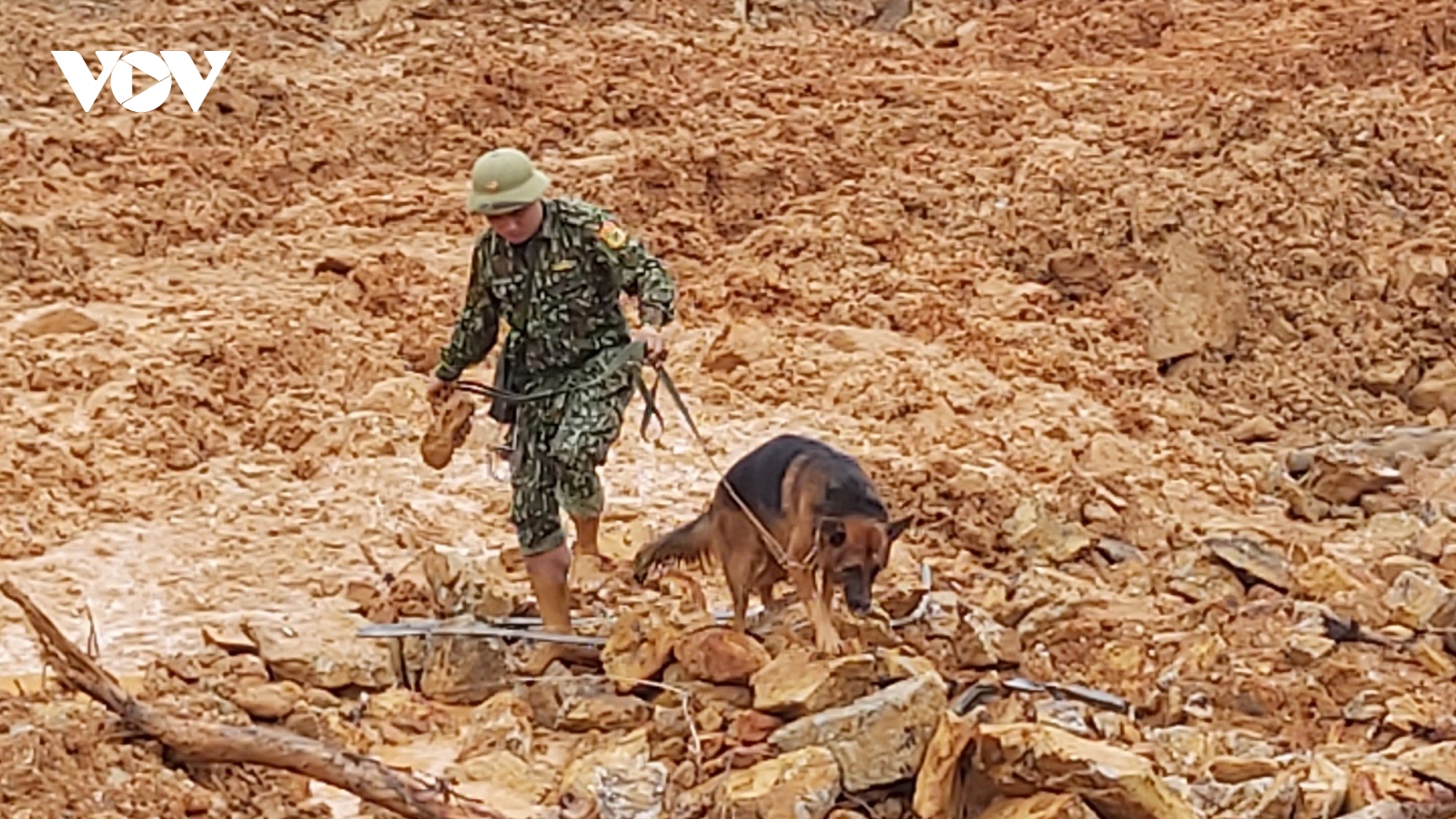 Ảnh: Đẩy nhanh việc tìm kiếm nạn nhân mất tích ở thủy điện Rào Trăng 3