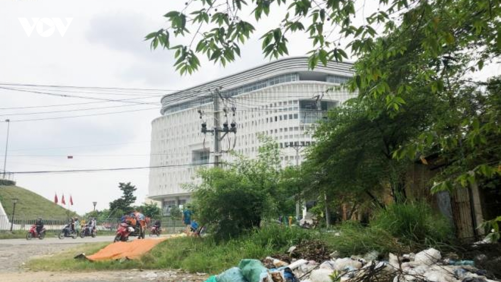 Rác bốc mùi hôi thối bủa vây làng Đại học Quốc gia TPHCM