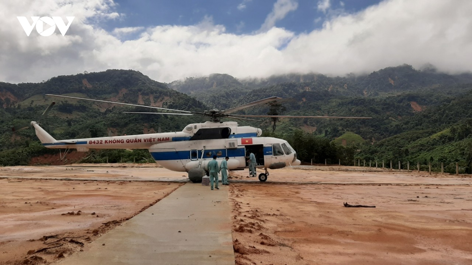Cận cảnh trực thăng đưa hàng tiếp tế tới vùng cô lập ở Phước Sơn