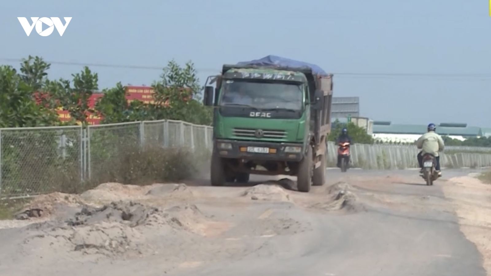 Video: Chủ đầu tư “bất lực” nhìn tuyến đường 60 tỷ bị xe chở đất “cày nát” ở Bắc Giang