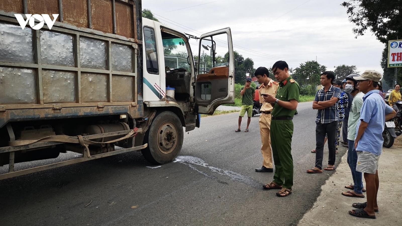 Va chạm với xe tải, 2 nữ sinh tử vong thương tâm trên đường tới trường