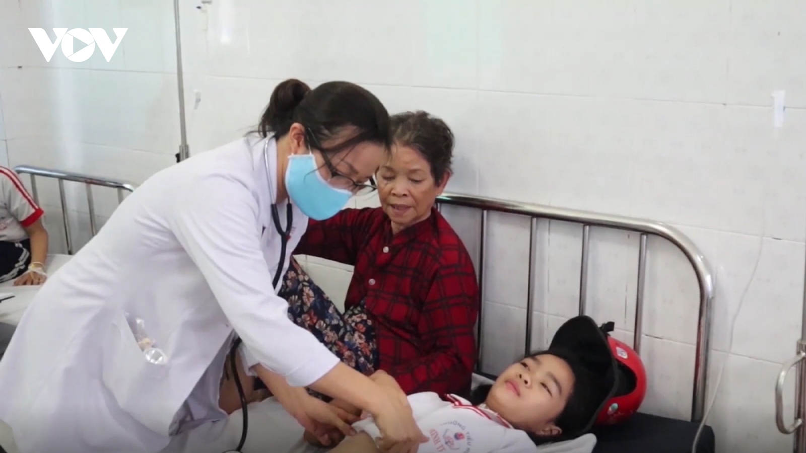 Hàng chục học sinh tiểu học ở Bình Phước nhập viện nghi ngộ độc thực phẩm