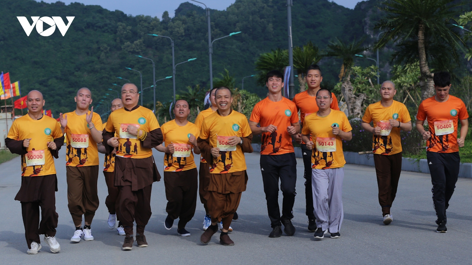 Nhà sư và cầu thủ bóng đá hào hứng trên đường chạy marathon