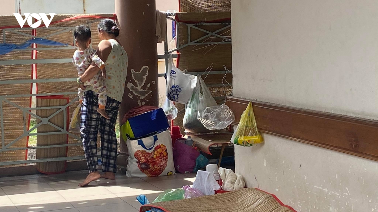 Bé gái 3 tuổi nghi bị mẹ đẻ đánh gây chấn thương sọ não, nguy kịch tính mạng