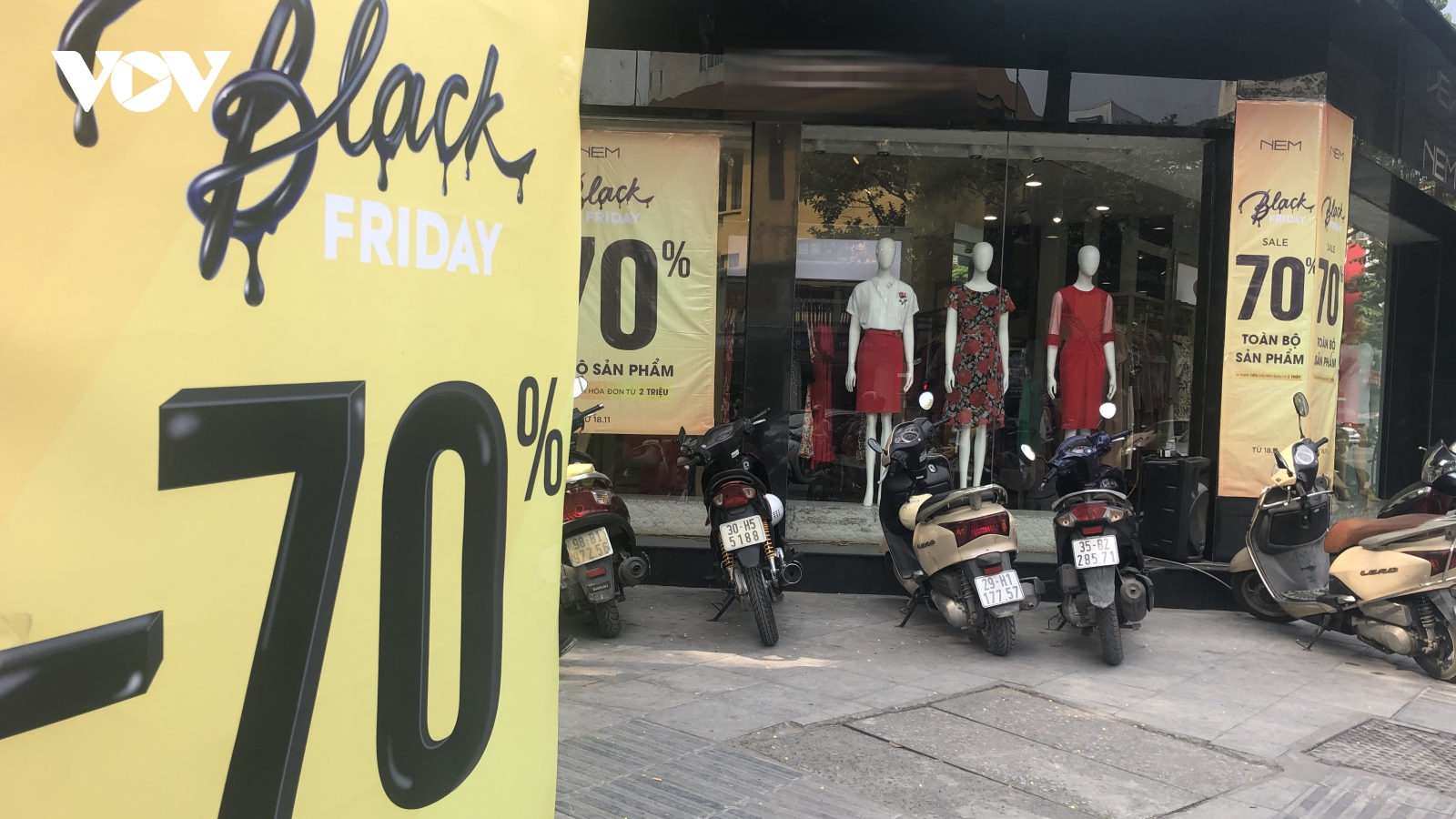 Black Friday 2020: Giảm giá "sập sàn" nhưng nhiều nơi vắng như chùa Bà Đanh