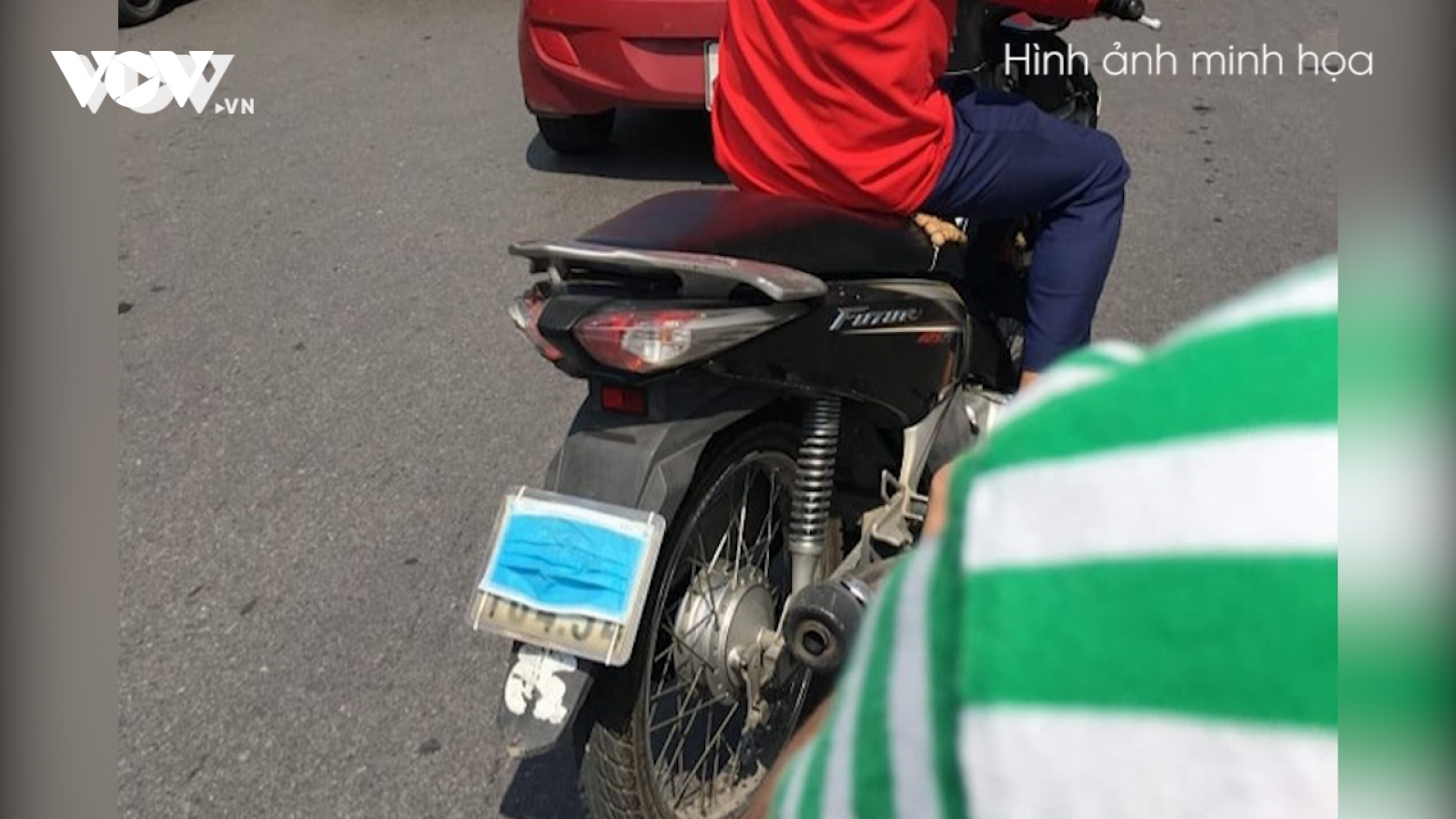 Chở bạn gái lên Hồ Tây chơi rồi lẻn đi cướp giật