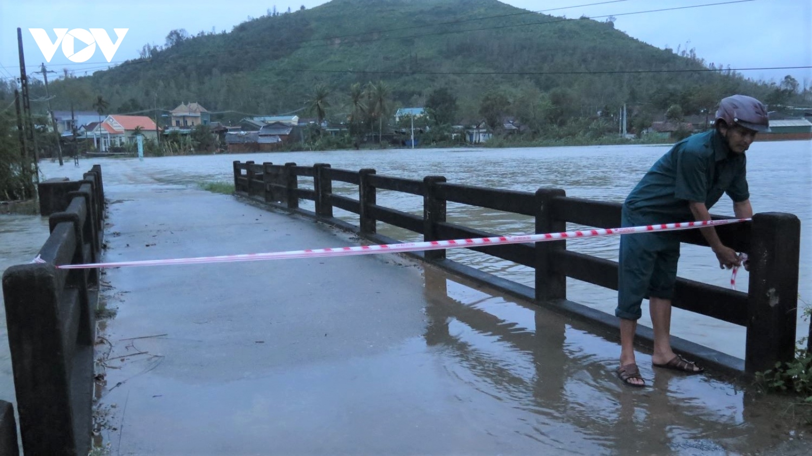 Mưa to, khẩn cấp di dời dân vùng ngập lụt, sạt lở