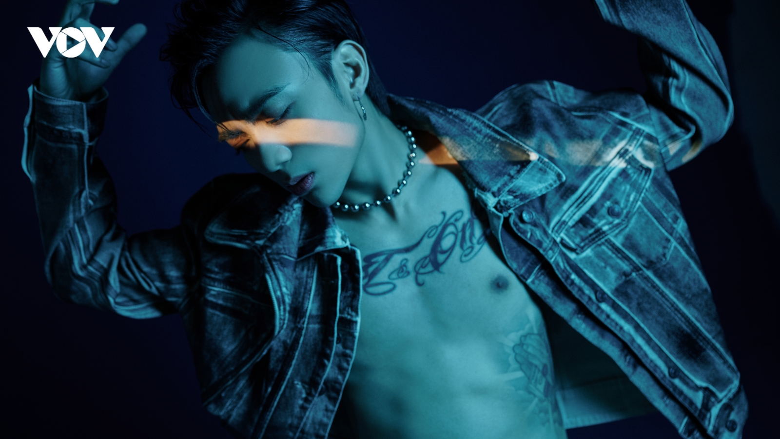Soobin tung MV "Trò chơi" nóng bỏng với dàn mẫu chân dài trong