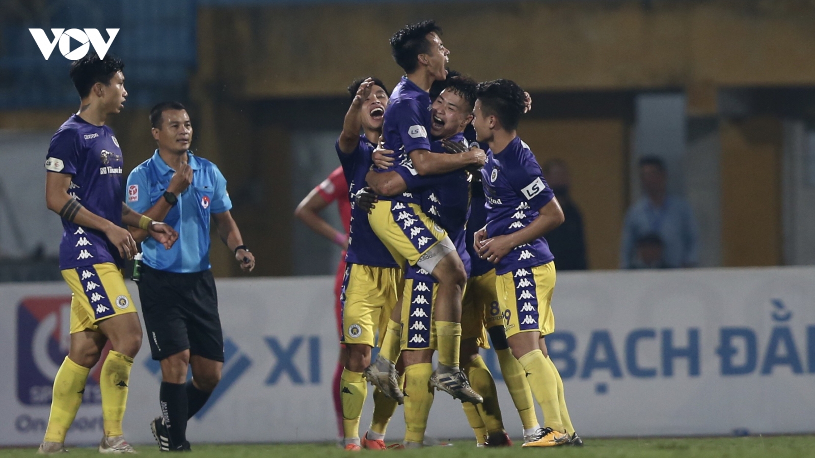 Quang Hải lập siêu phẩm, Hà Nội FC chính thức gạch tên Sài Gòn FC khỏi cuộc đua vô địch