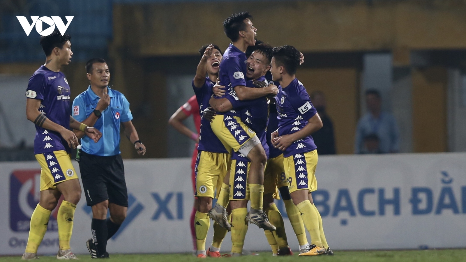 Quang Hải lập siêu phẩm, Hà Nội FC chính thức gạch tên Sài Gòn FC khỏi cuộc đua vô địch