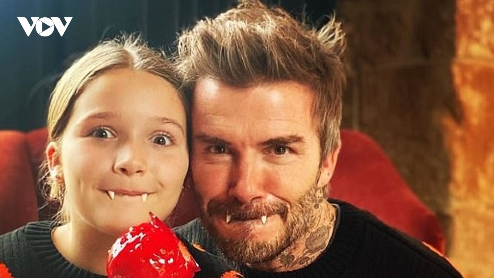 David Beckham và con gái cưng mặc áo đôi, hóa ma cà rồng trong lễ hội Halloween