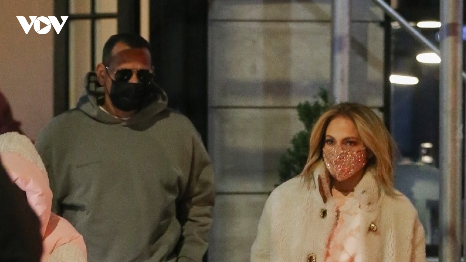 Jennifer Lopez duỗi tóc thẳng trẻ trung đi ăn tối cùng hôn phu kém 6 tuổi