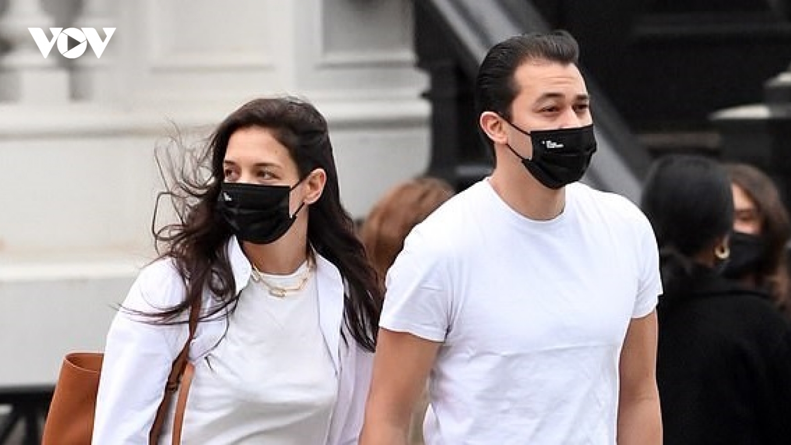 Katie Holmes và bạn trai mặc đồ đồng điệu đi mua đồ nội thất