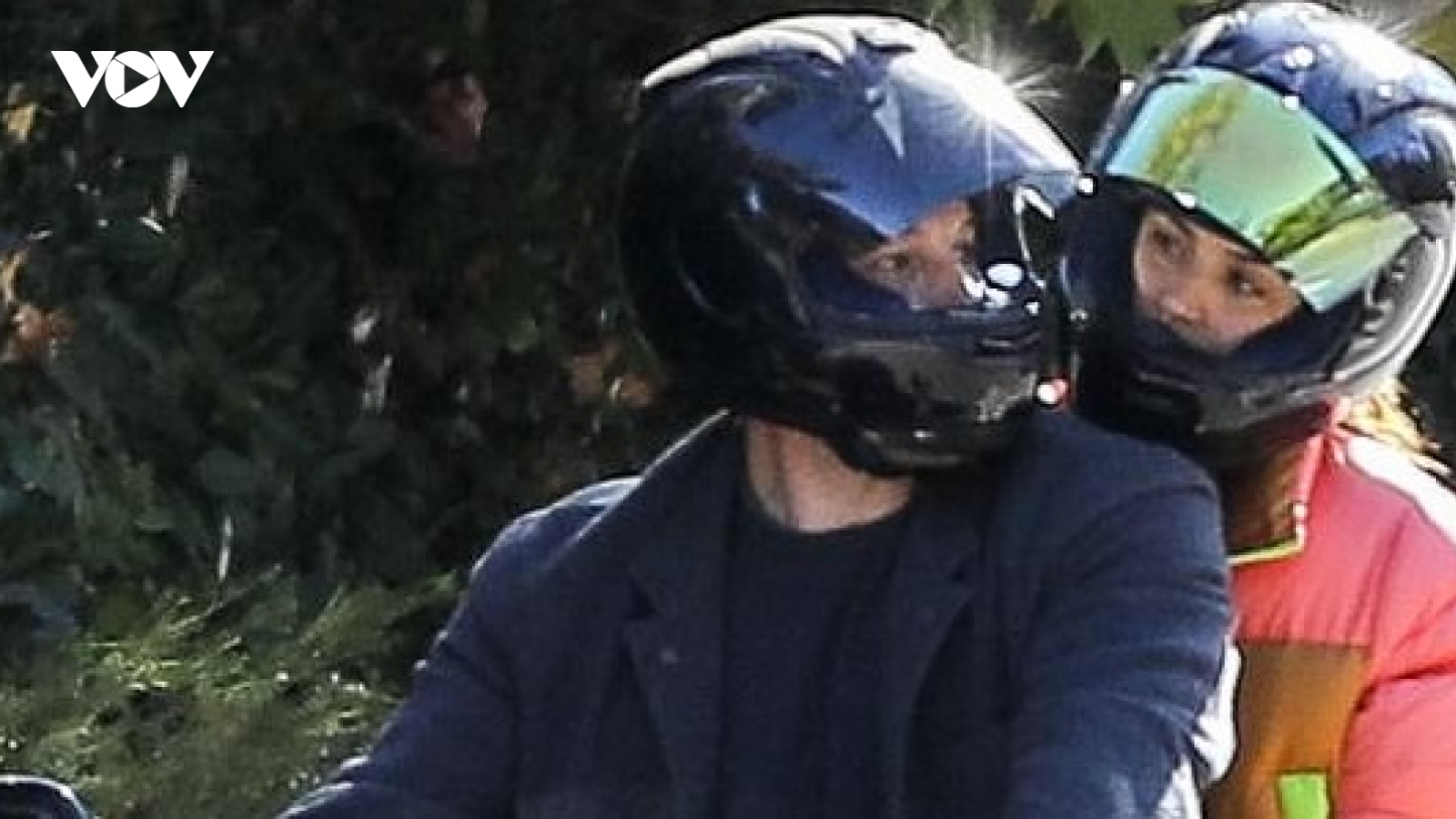 Ben Affleck chở bạn gái xinh đẹp đi dạo phố trên xe phân khối lớn