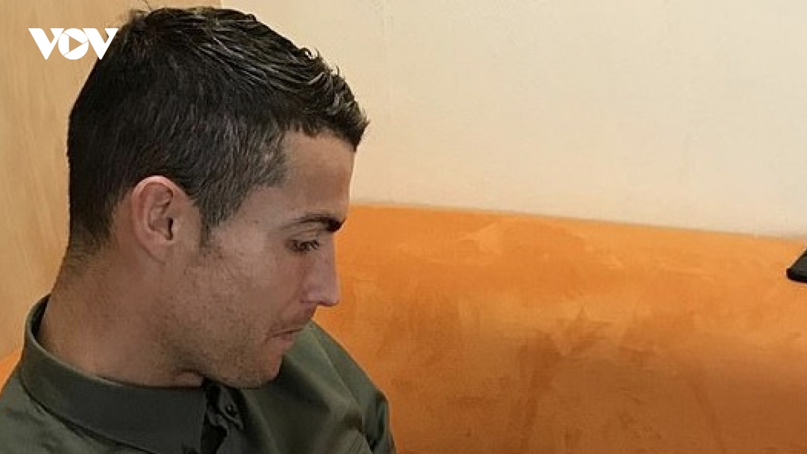 Bạn gái khoe ảnh C.Ronaldo căng thẳng cho con gái bú bình