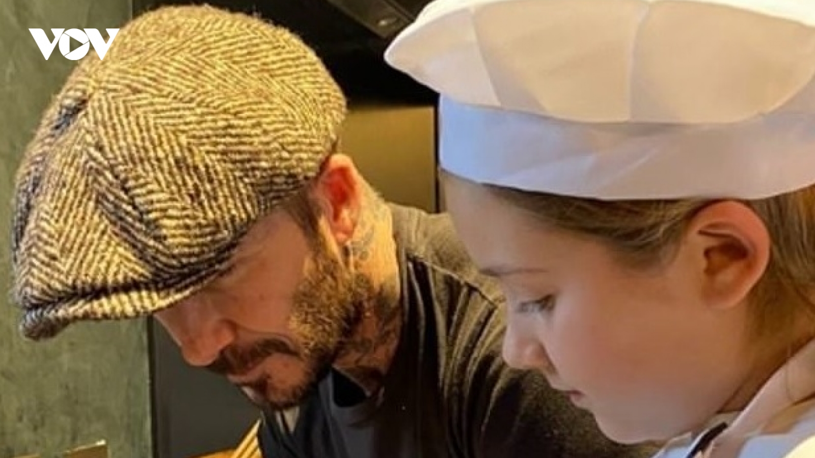 David Beckham hào hứng hướng dẫn con gái cưng cách làm bánh quy