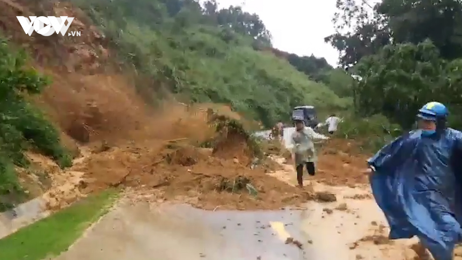 Sạt lở núi kinh hoàng ở Bắc Trà My, thoát chết trong gang tấc