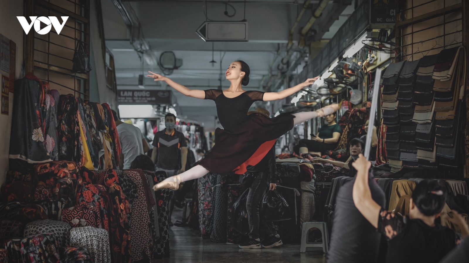 Vũ điệu ballet đẹp mê hoặc giữa phố phường Hà Nội