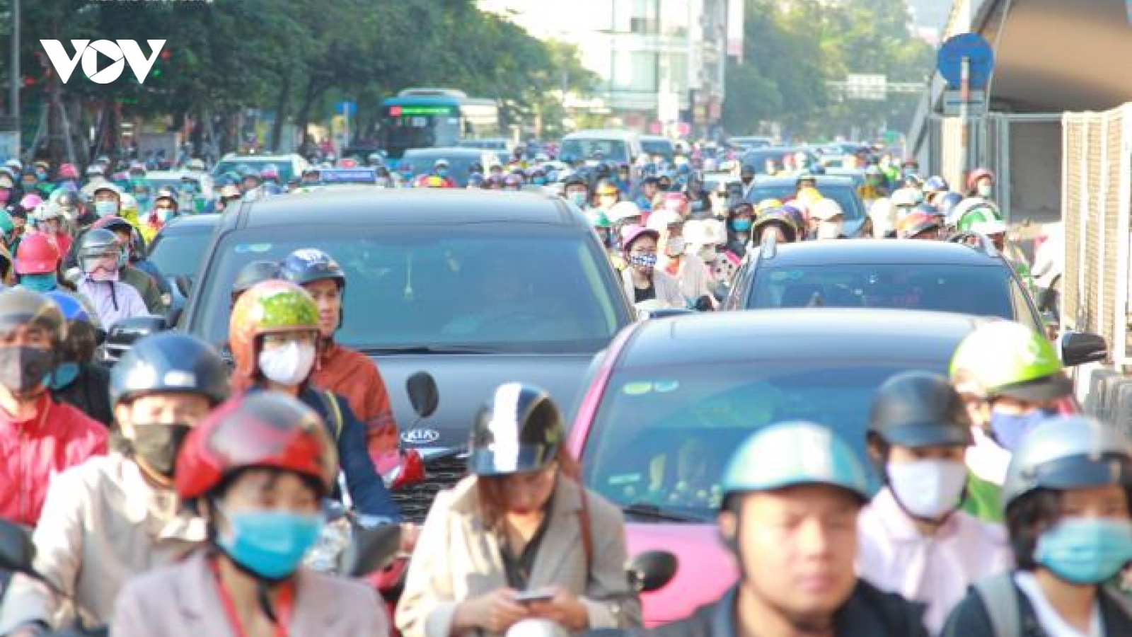 Vì sao giao thông Hà Nội cứ thông chỗ này lại tắc chỗ kia?