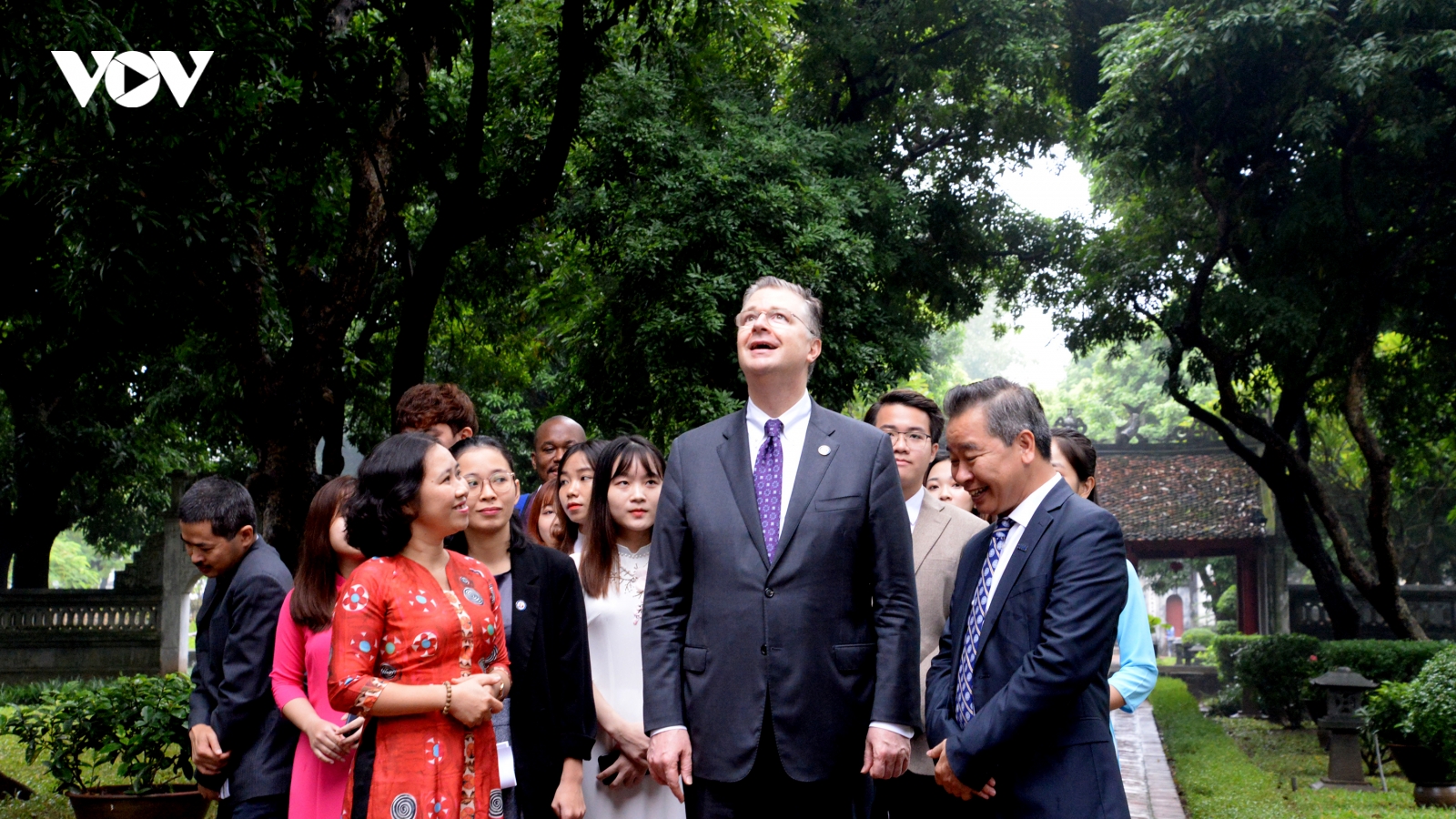 Đại sứ Mỹ ấn tượng với truyền thống hiếu học của Việt Nam khi thăm Văn Miếu - Quốc Tử Giám