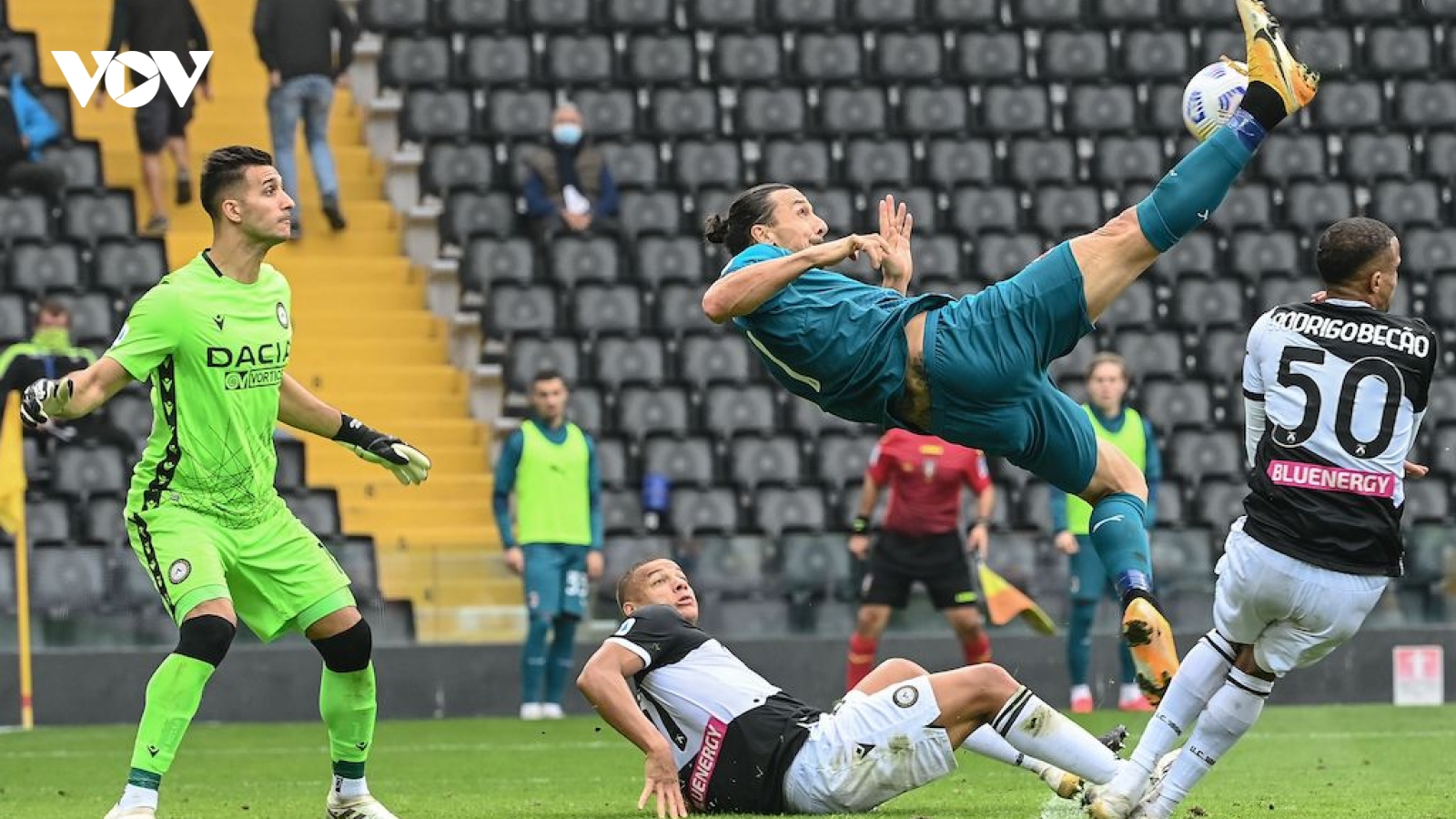 Ibrahimovic vừa ghi bàn vừa kiến tạo, AC Milan giữ vững ngôi đầu Serie A